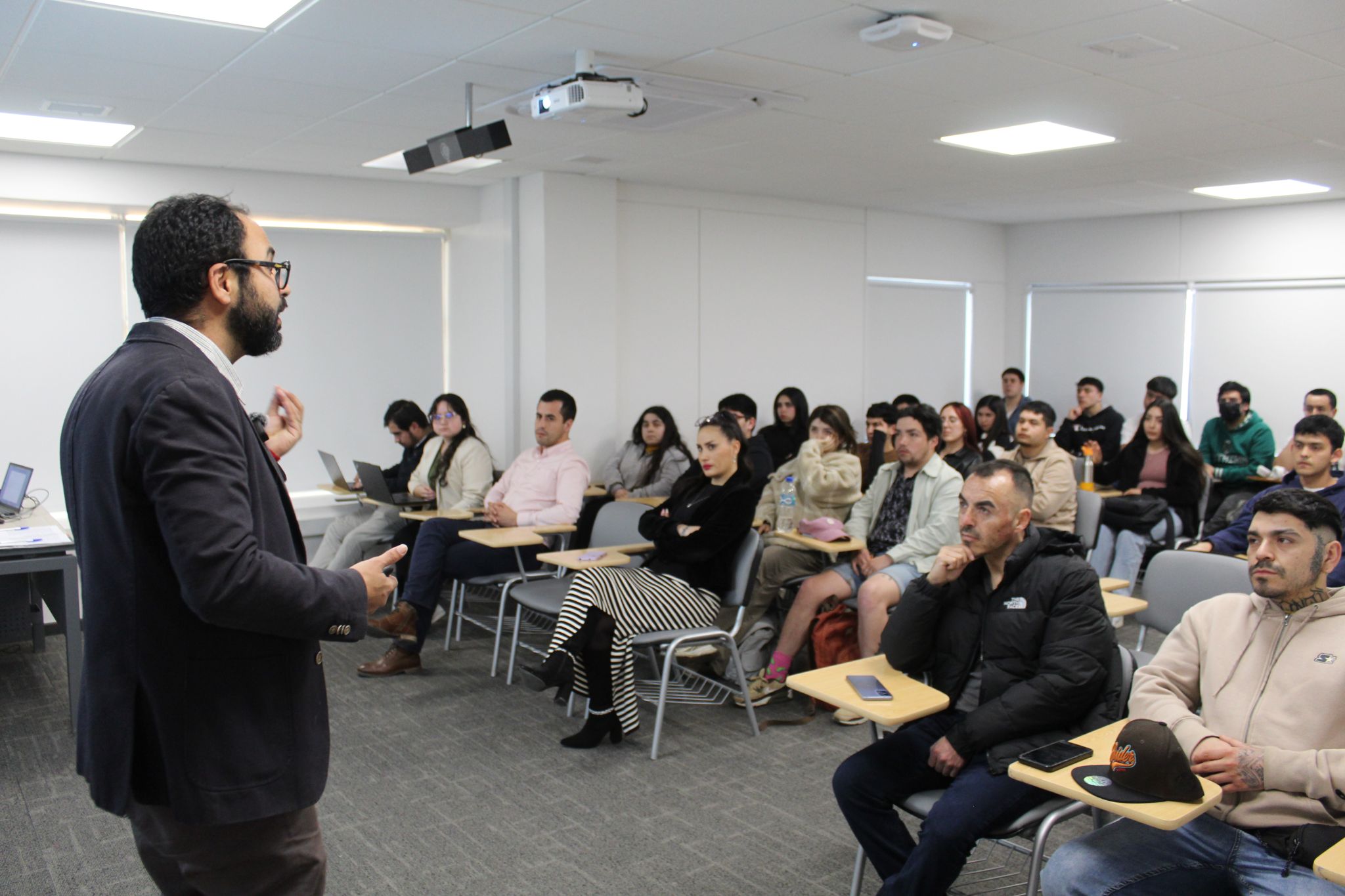 Tiago Alves Ferreira, CEO de Alfalytics, dicta charla sobre Gestión Financiera en Escuela de Comercio de la PUCV